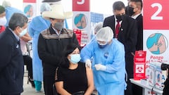 Peru&#039;s President Pedro Castillo observers a teacher as she receives a dose of the Sinopharm vaccine against the coronavirus disease (COVID-19) during the launch of a mass immunisation rollout for teachers in Lima, Peru, September 3, 2021. REUTERS/Sebastian Castaneda