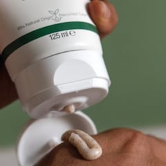 Esta cara para los hombres refresca la piel y se suaviza