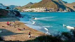 Capital oficiosa de Cabo de Gata, el municipio de San José rezuma actividad por los cuatro costados. Bohemia y paradisíaca, esta antigua aldea marinera convertida en centro neurálgico de la zona, ofrece una apabullante belleza desertica, muy típica en todo el entorno, y alguna de las playas más bonitas de toda España, como son la de los Genoveses y del Mónsul.