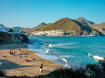 Capital oficiosa de Cabo de Gata, el municipio de San José rezuma actividad por los cuatro costados. Bohemia y paradisíaca, esta antigua aldea marinera convertida en centro neurálgico de la zona, ofrece una apabullante belleza desertica, muy típica en todo el entorno, y alguna de las playas más bonitas de toda España, como son la de los Genoveses y del Mónsul.