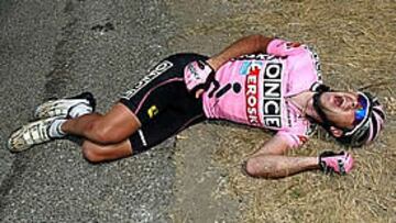 <b>CAÍDA</B>. Beloki tuvo que abandonar el Tour tras sufrir una caída que le produjo tres fracturas.