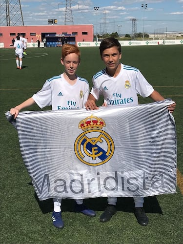 Gonzalo junto a Marc Cucalón, compañero de generación en La Fábrica, compartiendo momentos que forjaron la identidad del equipo.