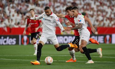 1-0. Tremendo error de Harry Mcguire en la cesión, roba Erik Lamela y caza el balón Youssef En-Nesyri que finaliza ajustando al palo derecho de David De Gea.