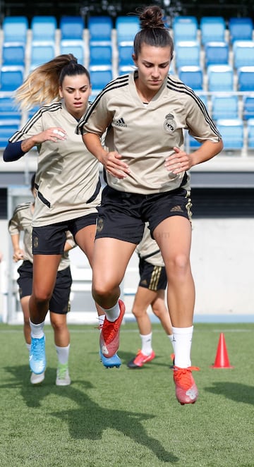 Marta Cardona y Misa, jugadoras del Real Madrid durante el primer entrenamiento del equipo.