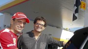 <b>UNA COLECCIÓN DE CROMOS FERRARI. </b>Marc Gené estuvo en Madrid para presentar una colección de quince cromoslenticulares adhesivos de grandes deportivos de Ferrari, que los aficionados podrán conseguir gratis (el álbum cuesta tres euros) al repostar en las estaciones de servicio de Shell. Y el probador de Ferrari reveló que quizá algún día tenga un sucesor en las carreras: "Mi hijo va a ser el primero que va a estar loco con esta colección".