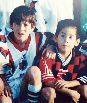 “La Pulga” comenzó a jugar al fútbol en el Club Abanderado Grandoli, en Rosario. Desde muy pequeño mostró todo su talento, era un chico especial, escogido