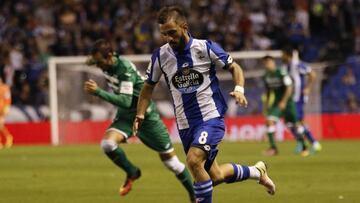 Emre &Ccedil;olak durante un partido con el Deportivo de la Coru&ntilde;a. 