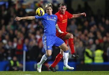 Fernando Torres y Jamie Carragher disputan un bal&oacute;n en un Chelsea-Liverpool.