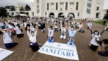 Sanitarios protestan en Italia por la gestión de la crisis del coronavirus