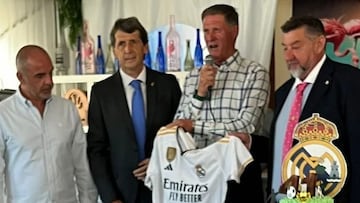 Pepe Salguero y Paco Bonet con Ángel González Gómez, presidente de la peña madridista de San Pedro del Pinatar (Murcia) en la celebración de su 42º aniversario.