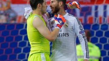 Casillas charla con Sergio Ramos al final del partido.