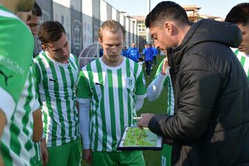 Albert Riera da instrucciones a sus jugadores en un amistoso. 