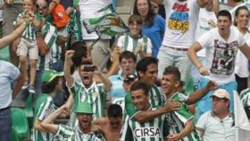 <b>ALEGRÍA BÉTICA. </b>Rubén, Santa Cruz y Vadillo celebran el gol del delantero canario. La locura se instalaba en el Benito Villamarín.
