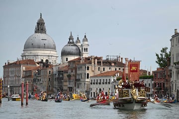 Un gran número de turistas y curiosos se congregaron en torno al Gran Canal de Venecia para presenciar la Regata Histórica anual de góndolas y 
 embarcaciones, que tiene lugar en la ciudad italiana. Se trata de uno de los
acontecimientos más antiguos que se celebran en la laguna, ya que su origen se remonta, al menos, al siglo XIII.