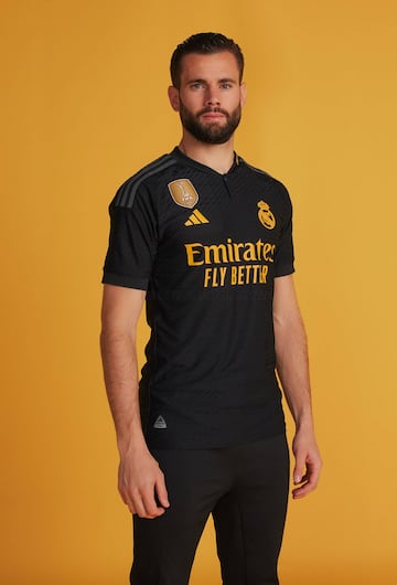 Negra con detalles amarillos, as赤 es la tercera equipaci車n del Real Madrid