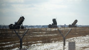 10 March 2022, Poland, Rzeszow: Three MIM-104 Patriot short-range anti-aircraft missile systems for defense against aircraft, cruise missiles and medium-range tactical ballistic missiles are located at Rzeszow Airport. Photo: Christophe Gateau/dpa
10/03/