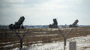 10 March 2022, Poland, Rzeszow: Three MIM-104 Patriot short-range anti-aircraft missile systems for defense against aircraft, cruise missiles and medium-range tactical ballistic missiles are located at Rzeszow Airport. Photo: Christophe Gateau/dpa
 10/03/