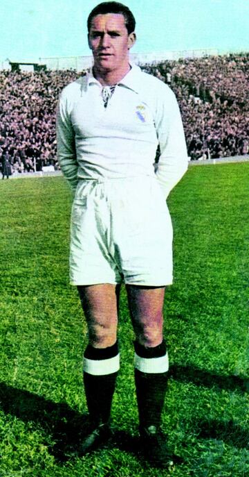 Luis Molowny posa a su llegada al Real Madrid en 1946. Los madridistas segu¨ªan vistiendo de color blanco. El cuello se segu¨ªa cerrando (o abriendo) gracias a cordones. Las medias segu¨ªan siendo de color oscuro, y la segunda equipaci¨®n segu¨ªa siendo de color azul. Las camisetas eran de algod¨®n y se sol¨ªan comprar en Casa Melilla, que estaba situada en la calle Barquillo, n¨²mero 6, muy cerquita de la calle Alcal¨¢.