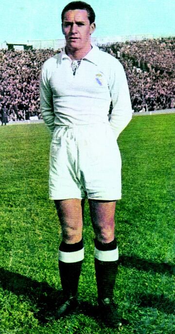 Luis Molowny posa a su llegada al Real Madrid en 1946. Los madridistas seguían vistiendo de color blanco. El cuello se seguía cerrando (o abriendo) gracias a cordones. Las medias seguían siendo de color oscuro, y la segunda equipación seguía siendo de color azul. Las camisetas eran de algodón y se solían comprar en Casa Melilla, que estaba situada en la calle Barquillo, número 6, muy cerquita de la calle Alcalá.