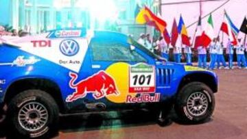 <b>MISIÓN CUMPLIDA. </b>Carlos Sainz con su VW, ayer a la llegada a la meta de la Ruta de la Seda.