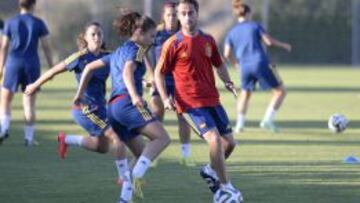 Jorge Vilda con sus jugadoras en el entrenamiento del martes en la Ciudad del Fútbol de Las Rozas.