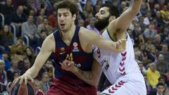 Tomic intenta entrar a canasta contra Bourousis en el encuentro de Euroliga de esta temporada en el Palau.