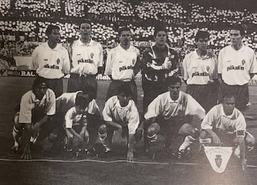 El once que alineó Víctor Fernández el 6 de abril de 1995 para imponerse por 3-0 al Chelsea en La Romareda. De izquierda a derecha: Cáceres, Poyet, Solana, Juanmi, Aragón y Aguado. Agachados: Esnáider, Nayim, Higuera, Belsué y Pardeza.