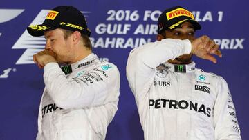 Hamilton y Rosberg en el podio del GP de Bahréin 2016.
