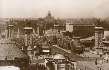 En abril de este año, en París tiene lugar la Exposición Internacional de Artes Decorativas e Industrias Modernas, que daría origen a la expansión internacional del Art déco. En la imagen se observa el puente Alejandro III durante la Exposición Internacional en 1925.