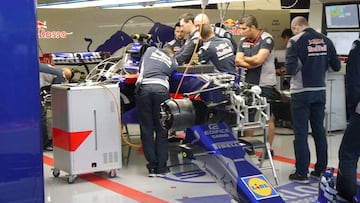 13/07/17 ARREGLOS EN EL COCHE DE CARLOS SAINZ  FORMULA 1 F1 