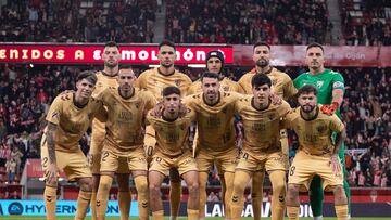 Once del Málaga en El Molinón.