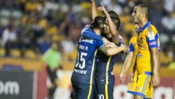 Momento previo al que Guido Pizarro le da un puñetazo a Osvaldo Martínez
