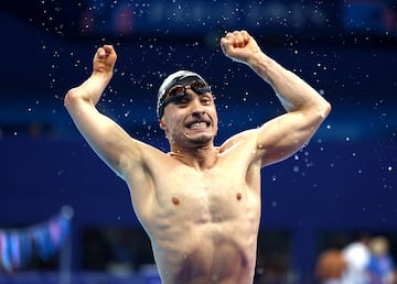 El español Íñigo Sanz Llopis celebra tras ganar la medalla de oro.