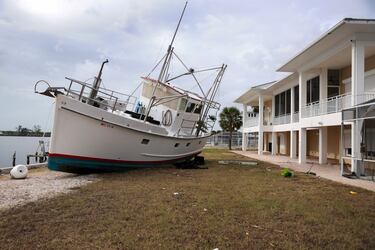Un barco se encuentra en el patio trasero de una casa después de que el huracán Milton lo arrastrara hasta la costa el 11 de octubre de 2024, cuando pasó por la zona de Englewood, Florida.