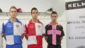 <b>DE ESTRENO. </b>El Sabadell presentó ayer las nuevas equipaciones.
