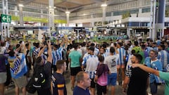 Aficionados del Málaga esperando a los jugadores.