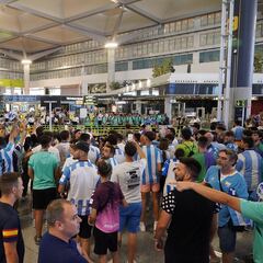 La afición del Málaga invade el aeropuerto para dar alas a su equipo