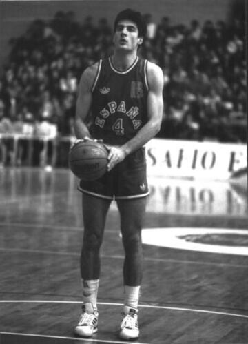 Jordi Villacampa jugó toda su carrera (1980-1997) en el Joventut en el que debutó con 16 años. Ganó la Copa de Europa de 1994, dos Ligas, dos Copas Korac y una Copa del Rey entre otros títulos. Fue 158 veces internacional con España, participó en dos Juegos Olímpicos, tres Mundiales y cuatro Europeos.