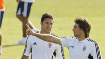 <b>EL DOBLE CINCO. </b>Ponzio dialoga con Zuculini, su compatriota, en un entrenamiento del Zaragoza.