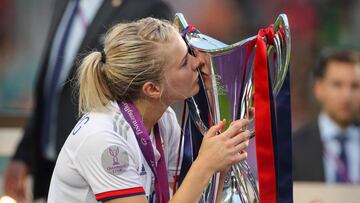 Ada Hegerberg con el último trofeo de Champions Femenina.