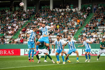 Baturina pelea por un balón aéreo.