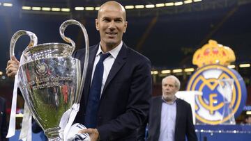 Zidane, art&iacute;fice de las dos Champions seguidas ganadas. En la imagen, con el trofeo posando en Cardiff.