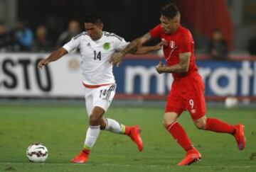 Mexico's Juan Carlos Valenzuela (L) and Peru's Paolo Guerrero fight for the ball during their friendly soccer match in Lima, ahead of the Copa America tournament, June 3, 2015. REUTERS/Mariana Bazo