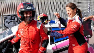 Laia Sanz y Carlos Checa en el Moll de la Barceloneta durante una exhibición para presentar las pruebas de Rallycross en el Circuit de Barcelona.