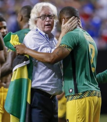 El entrenador Winfried Schäfer y el mediocampista Christopher Humphrey al finalizar la semifinal ante Estados Unidos.