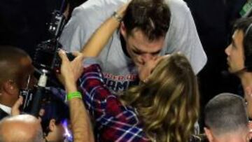 Tom Brady besa a Gisele Bundchen después de ganar el cuarto anillo. Sí, el mismo que llevaba en el avión la niñera.