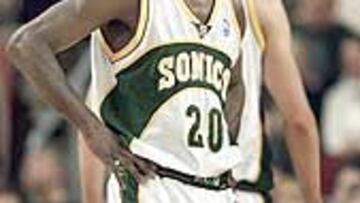 Gary Payton deja los Sonics para recalar en los Milwaukee Bucks.