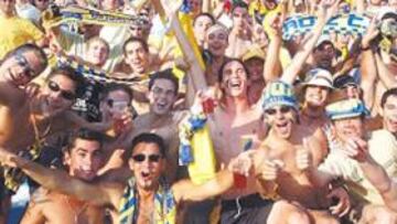 <b>FIESTA AMARILLA. </b>Los aficionados gaditanos no dejaron conciliar el sueño a los jugadores blancos.