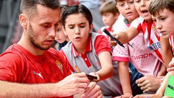 10-09-25. DUBASIN, FIRMANDO AUTÓGRAFOS AL FINAL DE UN ENTRENAMIENTO DEL SPORTING.