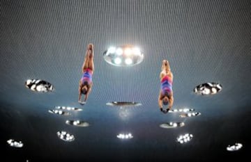 Las alemanas My Phan y Maria Kurjo durante la competición de salto sincronizado en los Campeonatos de Europa que se disputan en Londres.